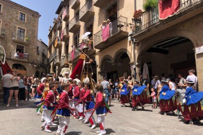 Danses a Solsona en honor a les persones que han lluitat contra els incendis - A Solsona, les danses tradicionals es van dedicar a totes les persones “que han lluitat per defensar i protegir la nostra comarca del foc”, tal com va indicar l’Ag ...