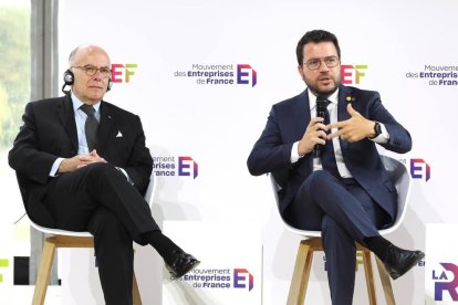 El ex primer ministro francés Bernard Cazeneuve, y el president, Pere Aragonès, ayer en París.