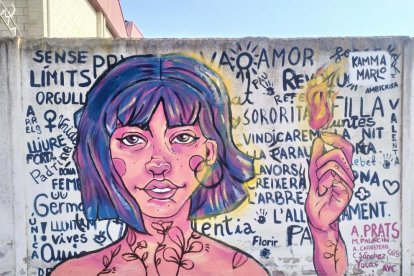 El mural es troba ubicat en una de les parets del camp de futbol.