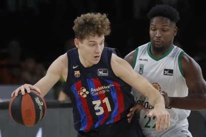 El jugador del Joventut Andrés Feliz defensa el blaugrana Rokas Jokubaitis durant el partit d’ahir.