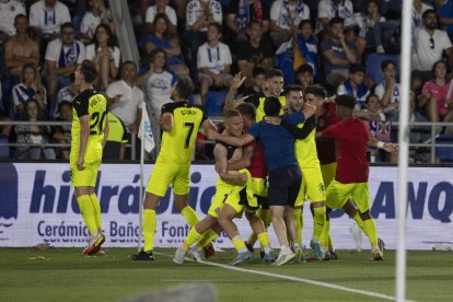 Els jugadors del Girona celebren el tercer gol anotat per Arnau que segellava l’ascens.