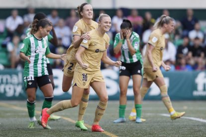 Fridolina Rolfö celebra el primer gol de les barcelonistes.