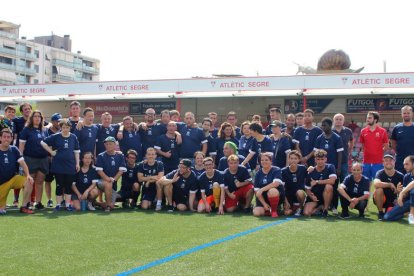 Participants de la jornada de portes obertes per a l’equip Atlètic Lleida Genuine al camp Municipal Ramón Farrús.