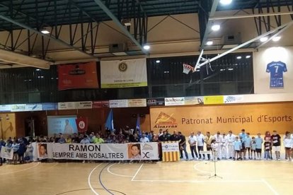 Los participantes en el emotivo homenaje que le dispensó Alcarràs ayer a Ramon Espasa, fallecido en febrero del pasado año.