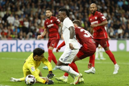 Vinícius intenta superar el porter del Sevilla, Bono.