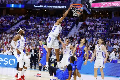 Walter Tavares va imposar la seua llei i va guiar l’equip al títol.