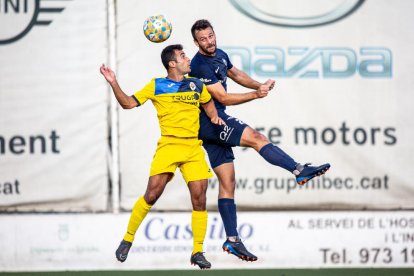 Un jugador del Tàrrega i un de l’Atlètic Lleida disputen una pilota aèria.