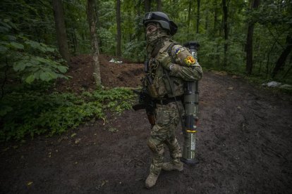 Un soldat ucraïnès carrega un llançagranades.