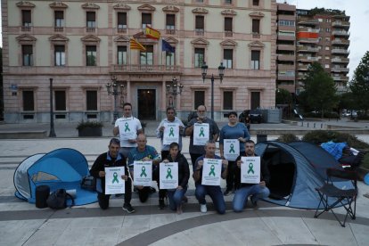 Los manifestantes, casi todos de ERC, al inicio de la acampada ayer ante la subdelegación del Gobierno.