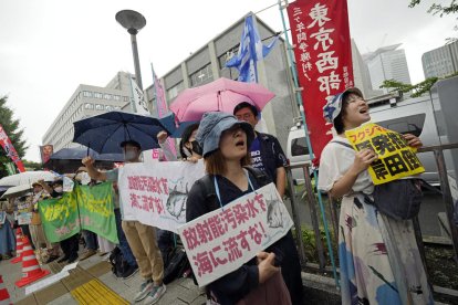 Protesta contra l’abocament d’aigua tractada de Fukushima davant del Parlament nipó.