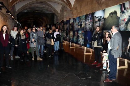 Núria Roselló inauguró la exposición junto a Anselm Ros y el director del IEI, Joan Josep Ardanuy.