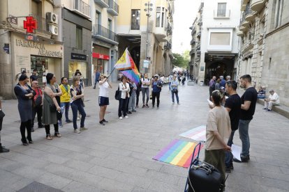 Concentración ayer convocada por Colors de Ponent en la plaza Paeria. 