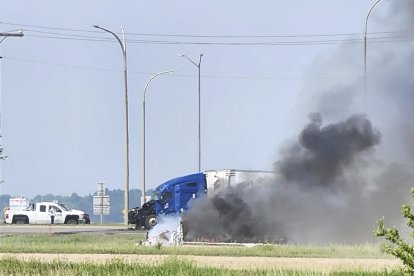 L’autobús va quedar calcinat després d’envestir-lo el camió.