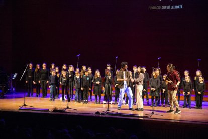 Corales del Orfeó Lleidatà y escuelas asociadas, con actores de Inhabitants ayer en el Auditori de Lleida.