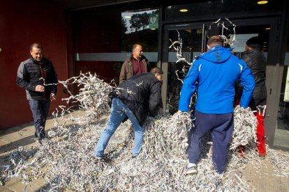 Moment en què van llançar papers triturats davant l’entrada de la seu d’Acció Climàtica.