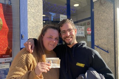 Dos de los agraciados con el segundo premio repartido ayer en Puigcerdà. 