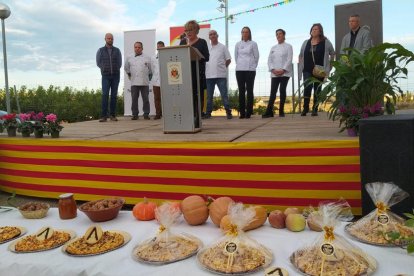 L’alcaldessa d’Almenar, Teresa Malla, presentant el certamen.