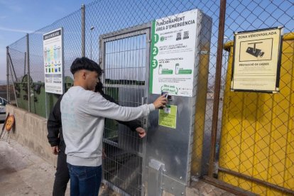 Usuaris utilitzant l’aplicació al telèfon mòbil per entrar a la deixalleria.