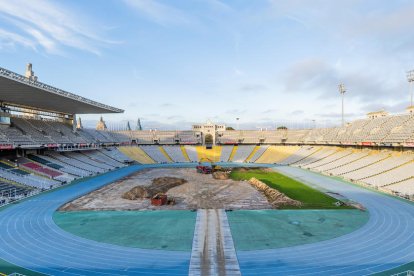 Imagen de las primeras adecuaciones en el césped que ha iniciado el FC Barcelona.