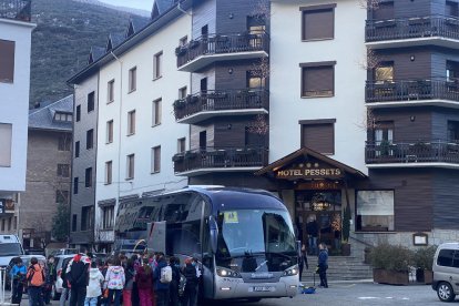 Un grupo de escolares que esquiará en el Pirineo a su llegada ayer al hotel Pessets de Sort. 