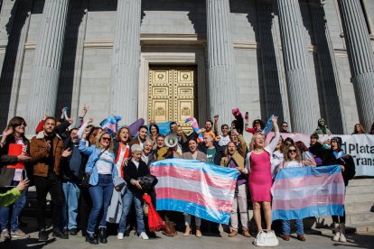 La ministra de Igualdad, Irene Montero, celebró ayer la aprobación de la ley trans con el colectivo LGTBI. 