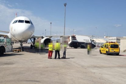 Imatge de l'accident en què s'aprecia com l'ala de l'avió va impactar contra el camió.