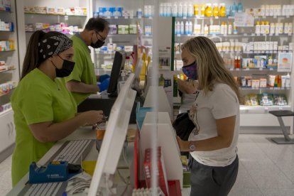 Farmacèutics i clients encara han de portar mascareta.