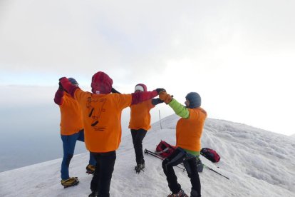 Alba, Albert, Aleix y Carles, bailando sardanas en la cima del Ararat, en Kurdistán turco.