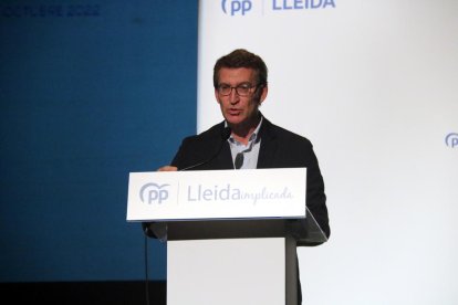 El president del PP, Alberto Núñez Feijóo, durant la seva intervenció al 13è Congrés del PP de Lleida que s'ha celebrat al teatre de l'Escorxador