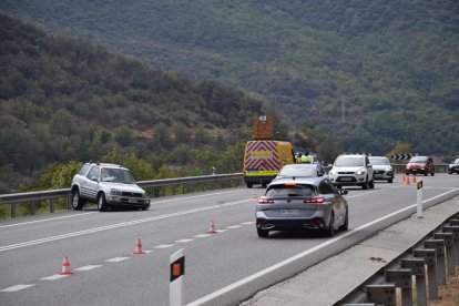 Uno de los vehículos implicados ayer en una colisión en la carretera N-145 en La Seu d’Urgell. 