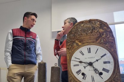 Adrià Codina y el director del Museu, Josep Giralt, con el reloj.