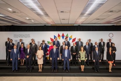 Los participantes en la Reunión Ministerial Europea de Asuntos Exteriores en Praga posan para la foto de familia este miércoles.