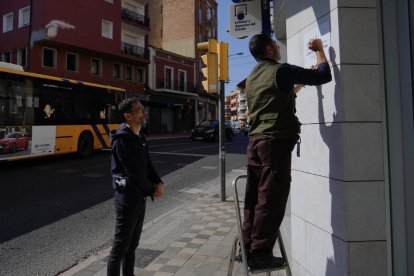 Colocación de la placa en la avenida de Flix número 14. 