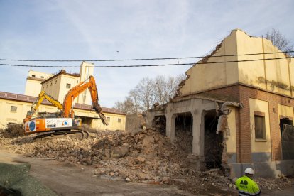 Imatge del febrer passat de les obres de demolició d’una de les sitges del Senpa per poder construir l’alberg per a temporers.