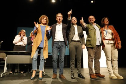 Feijóo amb Dolors Montserrat (a la seua dreta), Xavier Palau, Alejandro Fernández i Dolors López al teatre de l’Escorxador.