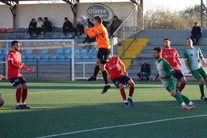 Una jugada del partit entre el Balaguer i la Unificació Llefià, motiu de la sanció.