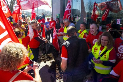 Els concentrats van tirar ahir fems a la porta de la seu d’Unió de Pagesos a Lleida.