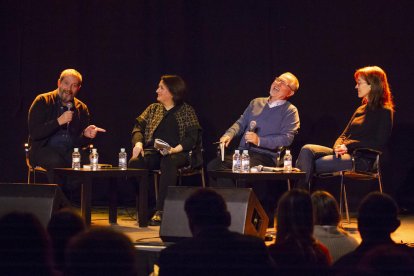 Carles Porta, Anna Sàez, Juan Cal y Eulàlia Pagès, en la presentación ayer de la novela ‘Crim al bancal’.