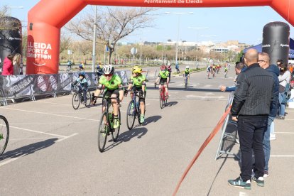 Corredors arribant a meta en una anterior edició que va tenir com a escenari el barri de Cappont.