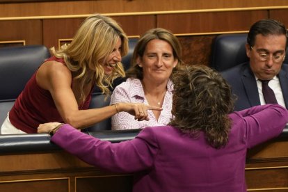 La líder de Sumar, Yolanda Díaz, conversando con la diputada de ERC, Teresa Jordà, durante la sesión constitutiva de las Cortes Generales, en el Congreso de los Diputados.