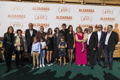 Carla Simón, directora d'Alcarràs, amb el repartiment de la pel·lícula, abans de la preestrena a la Llotja de Lleida.