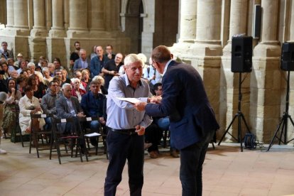 L'alcalde de Lleida, Miquel Pueyo, fa entrega del document de reparació jurídica a un familiar d'una víctima del franquisme a la Seu Vella de Lleida