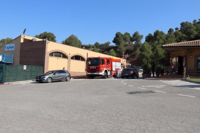 Una dotación de los Bomberos saliendo del camping Montblanc Park.