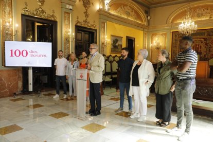 El alcalde, Fèlix Larrosa, rodeado de su equipo de gobierno anunciando las nuevas medidas. 