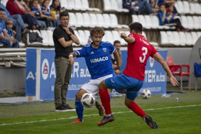 Pere Martí, desesperat per les pèrdues de temps visitants, envia els jugadors a la banqueta.