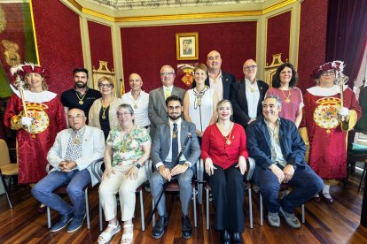 La nueva corporación municipal de la Paeria de Cervera presidida por Jan Pomés, en el centro.