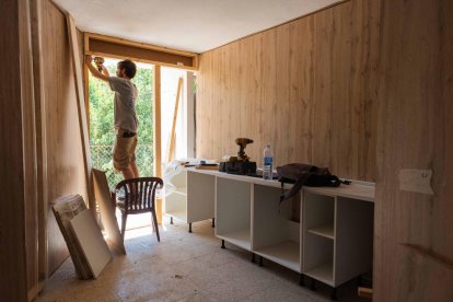 Un jove treballant en la rehabilitació de l'antiga caserna de la Guàrdia Civil d'Agramunt en habitatges socials dins el projecte Vibra.