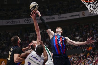 El pívot del Barça Jan Vesely lucha un balón con Will Thomas.