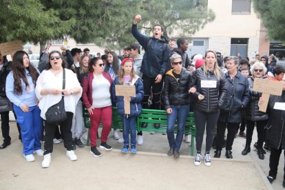 Els concentrats davant l'institut la Segarra de Cervera