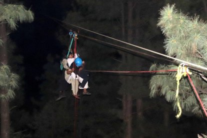 Agónico rescate de ocho personas atrapadas en un teleférico en Pakistán